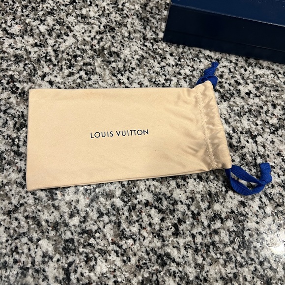 Authentic Louis Vuitton Conviction Sunglasses - Picture 7 of 12